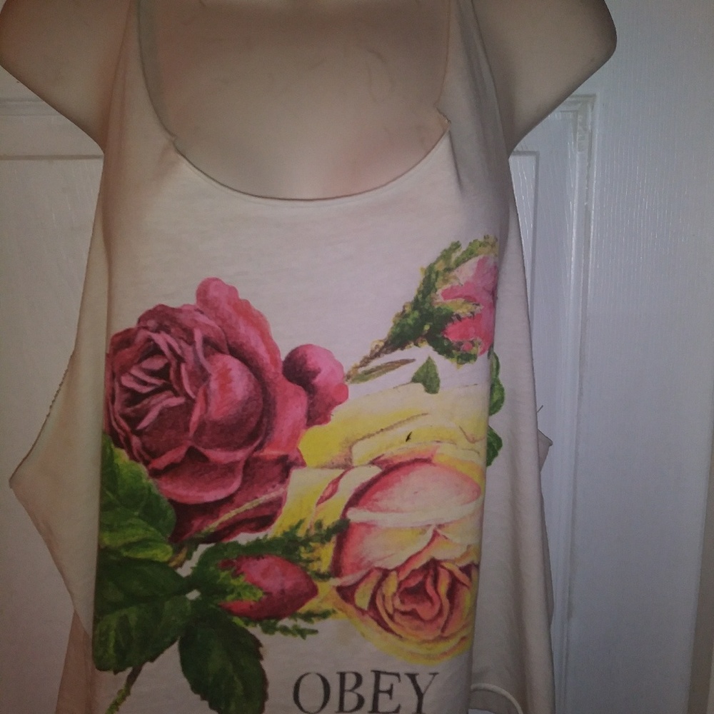 Sleeveless midriff floral tee.
